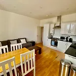 Bright, Modern Flat In Brixton